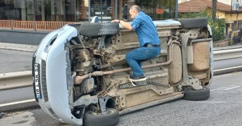 Refüje çarpan otomobil yan yattı, sürücü kazayı yara almadan atlattı