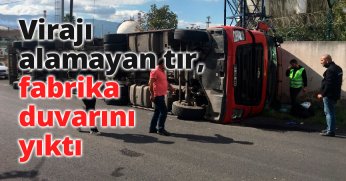 Virajı alamayan tır, fabrika duvarını yıktı