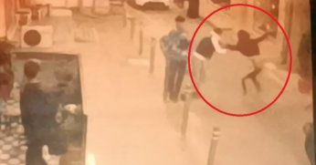 Sokakta karşılaştığı arkadaşı tarafından bıçakland! l