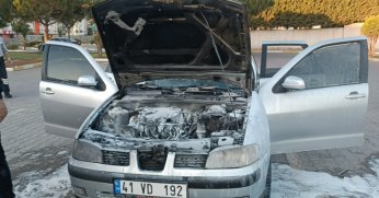 Park ettiği otomobili saniyeler içinde alev aldı