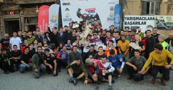 DAĞ BİSİKLETİ DOWNHİLL CUP GÖLCÜK’TE BÜYÜK HEYECANA SAHNE OLDU