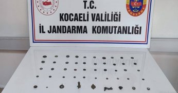 Üstlerinden 49 parça tarihi eser çıktı