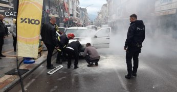 Park halinde otomobil yandı