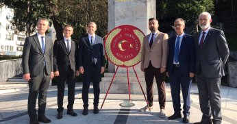 Muhtarlardan çelenk ve saygı duruşu