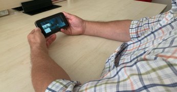 Mesaide film izledi, hem işten hem tazminattan oldu