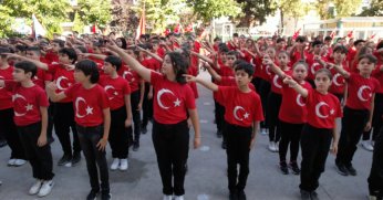580 öğrenciden 100. yıla özel koreografi