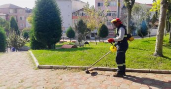 Parklarda temizlik çalışmaları sürüyor