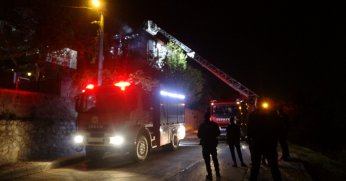 Balkonda çıkan yangın çatıya sıçradı