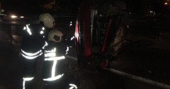 Alkollü sürücünün kullandığı otomobil bariyere çarpıp devrildi