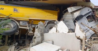 Facia teğet geçti: Hafriyat kamyonu eve daldı