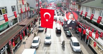 KARTEPE’DE SOKAKLAR ŞANLI BAYRAĞIMIZLA DONATILDI