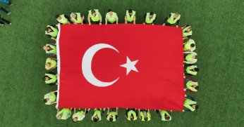 Dilovası'nda 16 bin haneye Tük bayrağı dağıtıldı