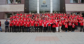 GÖLCÜK BELEDİYESİ CUMHURİYETİN 100. YILINDA KIRMIZI BEYAZA BÜRÜNDÜ