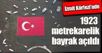İzmit Körfezi'nde 1923 metrekarelik bayrak açıldı