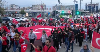 Cumhuriyet'in 100. yıl dönümünde fener alayında buluştular