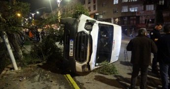 Ağaca çarpan minibüs devrildi: 1'i ağır 3 yaralı