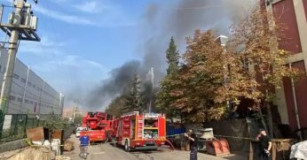 Plastik fabrikasında yangın: 3 kişi yaralandı!