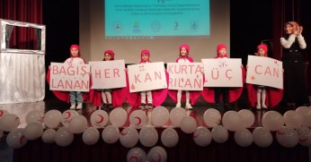 ÖĞRENCİLERİN KIZILAY HAFTASINA ÖZEL OYUNU ALKIŞ ALDI