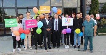 Şarkılar söylendi, hediyeler verildi: Lösemili miniklere umut aşılayan sürpriz