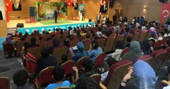 Çocuklar tiyatro ile eğlendi