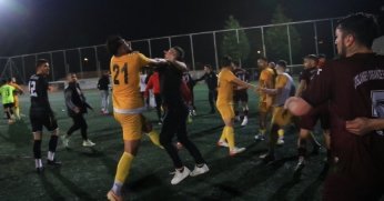 Sahaya atlayan taraftara futbolcu tokadı