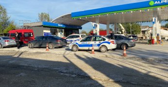 Bacağından vuruldu, kanlar içinde akaryakıt istasyonuna sığındı