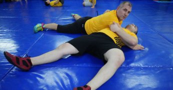 Fabrika işçisi Nazmi Kahveciler, Polonyalı rakibini böyle yere serdi