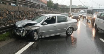 Yağış sebebiyle otomobil bariyerlere çarptı: 1 yaralı