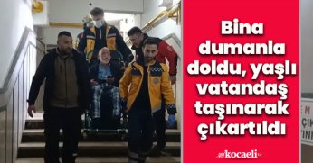 Bina dumanla doldu, yaşlı vatandaş taşınarak çıkartıldı