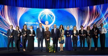 Özcan, Halkbank ödül törenine katıldı