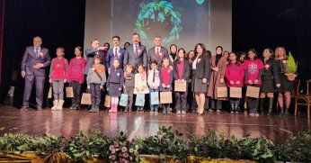 BAŞKAN SEZER'DEN ÖĞRETMENLERE ÇİÇEKLİ KUTLAMA