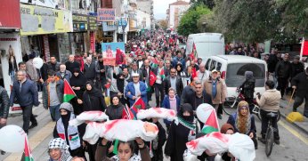 GÖLCÜK’TE BİNLERCE KİŞİ FİLİSTİN İÇİN YÜRÜDÜ