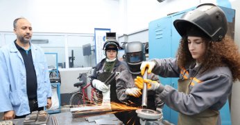 Kızlar erkek öğrencilere meydan okudu