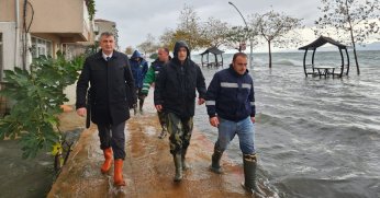 GÖLCÜK BELEDİYESİ EKİPLERİ FIRTINA İLE MÜCADELE EDİYOR