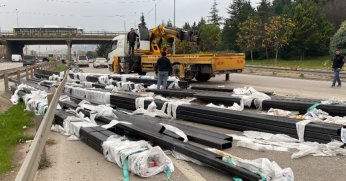 Virajı alamayan tırdan düşen demir profiller yola savruldu, trafik durdu