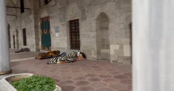 Havalar geceleri donduruyor, onlarca evsiz geceyi cami avlularında titreyerek geçiriyorlar