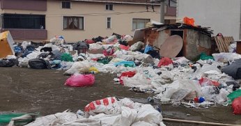 Çöp ev operasyonu: 3 kamyon çöp çıkarıldı