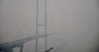 Sis bastırdı, Osmangazi Köprüsü adeta görünmez oldu