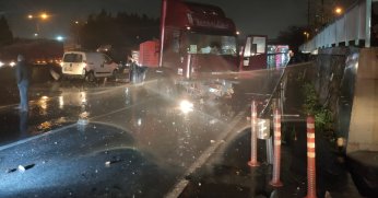 Bariyerleri aşan tır karşı şeritte durabildi