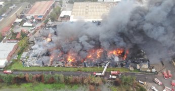 Lojistik deposunda çıkan yangının büyüklüğü gün ağarınca havadan görüntülendi