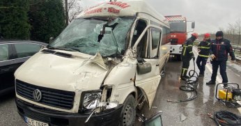 Yolcu minibüsü kamyona çarptı: 2 yaralı