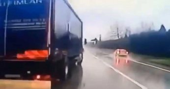  Yolcu dolu minibüsün önüne çıkan kamyona çarptığı kazanın görüntüleri ortaya çıktı