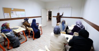 Başiskele Belediyesi’nin Okuma Yazma Kursu Kadınlara Umut Oluyor