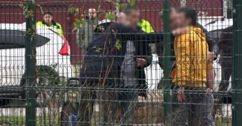 Parkın ortasında eski eşini silahla rehin almıştı, tutuklandı