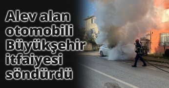 Alev alan otomobili Büyükşehir itfaiyesi söndürdü