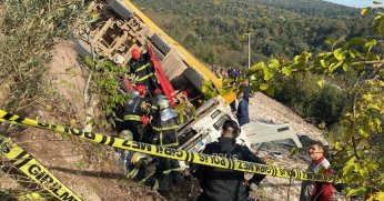 75 metre sürüklenen hafriyat kamyonu yeşillik alana devrildi: 1 ölü, 1 yaralı