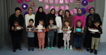 Minikler anneleriyle pasta yaptı