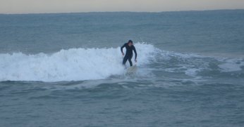 Sörfçüler, dalgaları takip ediyor