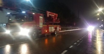 Madeni yağ fabrikasındaki yangın ekipleri harekete geçirdi