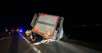 Lastiği patlayan tır kanala uçtu